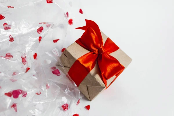 Geschenkdoos Met Rood Lint Achtergrond Met Hartjes Valentijnsdag Verjaardagscadeau Moederdag — Stockfoto