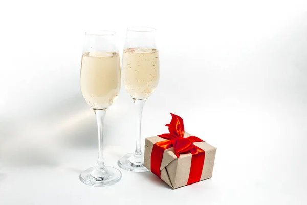 Twee Glazen Champagne Een Geschenkdoos Met Een Rood Lint Een — Stockfoto