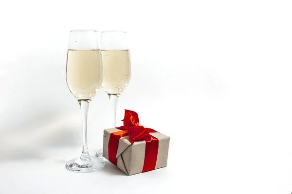 Twee Glazen Champagne Een Geschenkdoos Met Een Rood Lint Een — Stockfoto