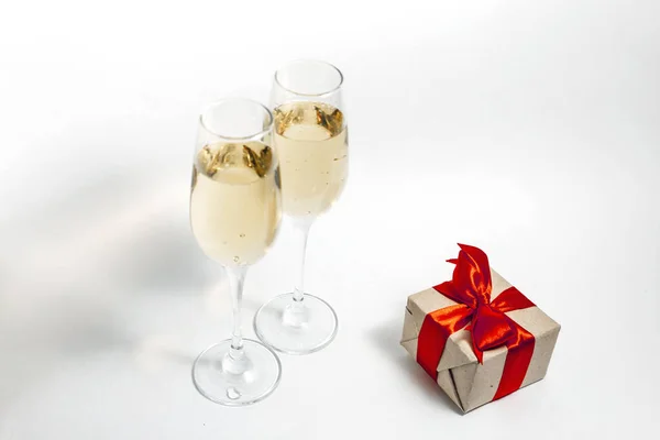 Twee Glazen Champagne Een Geschenkdoos Met Een Rood Lint Een — Stockfoto