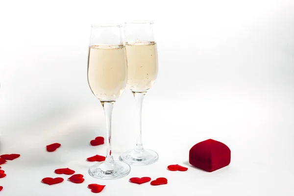 Два Келихи Шампанського Кільце Червоної Коробки Білому Мінімалістичному Фоні Червоними — стокове фото
