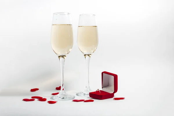 Twee Glazen Champagne Een Rode Ring Een Witte Minimalistische Achtergrond — Stockfoto