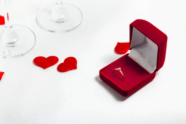 Een Open Rode Doos Met Een Ring Voor Een Huwelijksaanzoek — Stockfoto