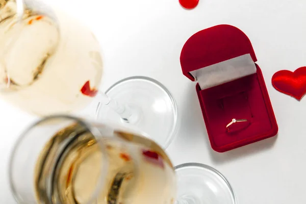 Відкрита Червона Коробка Кільцем Весільної Пропозиції Поруч Келихами Шампанського Конфетті — стокове фото