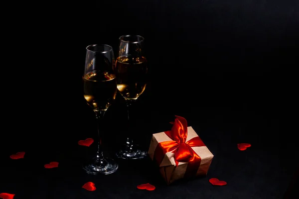 Twee Glazen Champagne Staan Het Donker Naast Een Geschenkdoos Gebonden — Stockfoto