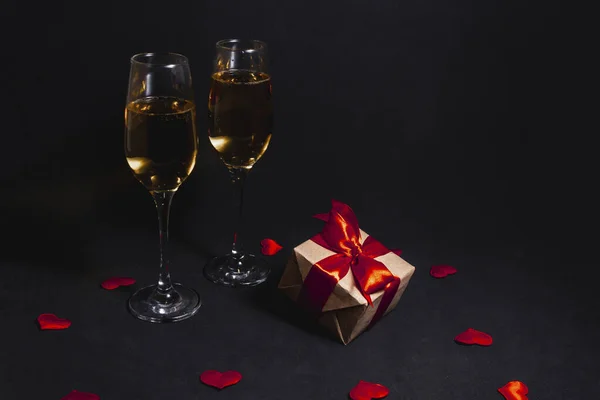 Twee Glazen Champagne Staan Het Donker Naast Een Geschenkdoos Gebonden — Stockfoto