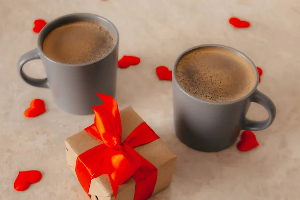 Twee Grijze Koffiebekers Zitten Tafel Naast Een Geschenkdoos Met Een — Stockfoto