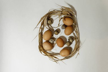 Paskalya yumurtası şekli yumurta ve samandan yapılmıştır. Minimum tatil konsepti. Düz ley, üst görünüm.