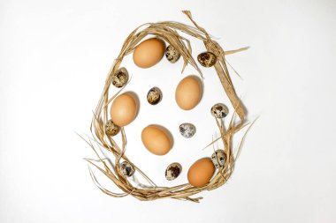 Paskalya yumurtası şekli yumurta ve samandan yapılmıştır. Minimum tatil konsepti. Düz ley, üst görünüm. .