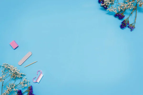 Ferramentas Manicura Contexto Azul Decoram Com Flores Gypsophila Brancas Conceito — Fotografia de Stock