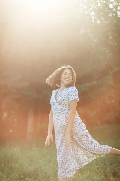 Красивая Счастливая Девушка Длинном Белом Платье Прыгает Луг Смеется Выборочный — стоковое фото