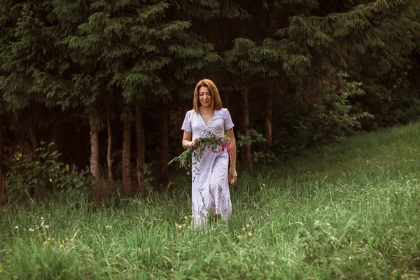 Uma Linda Menina Feliz Vestido Branco Segura Buquê Flores Silvestres — Fotografia de Stock