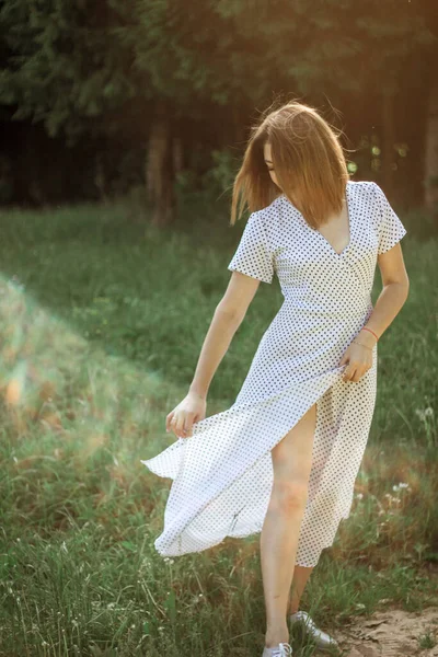 Eine Fröhliche Junge Frau Mit Kurzen Haaren Weißen Tupfen Kleid — Stockfoto