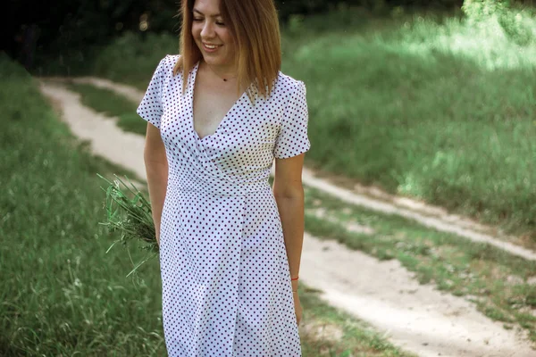 Uma Linda Menina Feliz Vestido Branco Segura Buquê Flores Silvestres — Fotografia de Stock