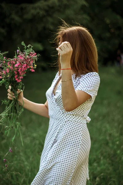 Uma Linda Menina Feliz Vestido Branco Segura Buquê Flores Silvestres — Fotografia de Stock