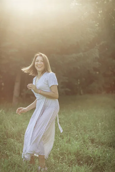 Красивая Счастливая Девушка Длинном Белом Платье Прыгает Луг Смеется Выборочный — стоковое фото