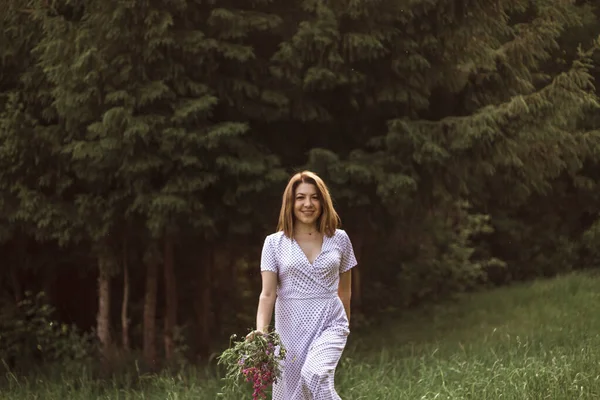 Uma Linda Menina Feliz Vestido Branco Segura Buquê Flores Silvestres — Fotografia de Stock