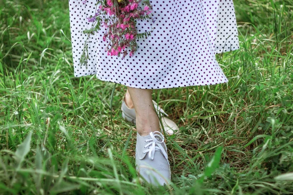 Les Jambes Une Belle Fille Dans Une Longue Robe Blanche — Photo