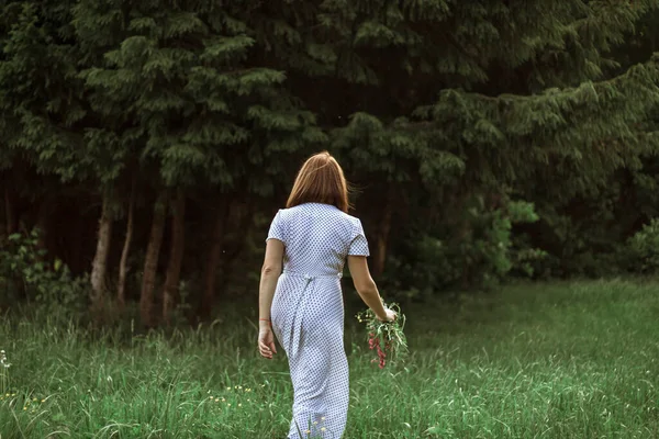 Uma Menina Bonita Vestido Branco Fica Costas Segura Buquê Flores — Fotografia de Stock