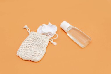 Beyaz doğal makyaj temizleme seti. Yeniden kullanılabilir çevre dostu süngerler ve bej arka planda bir şişe mikiler suyu. Yerleşim planı. Üst Manzara. Boşluğu kopyala.