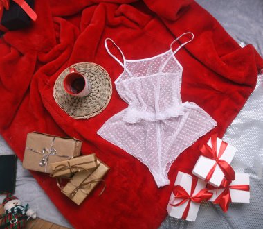 Yeni yıl dekorunda seksi pijamaları olan bir Noel dairesi.