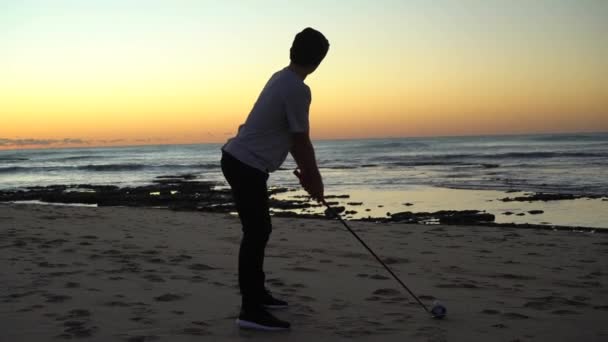 Hombre Jugando Golf Hacia Playa Mandurah Atardecer Australia Occidental — Vídeos de Stock