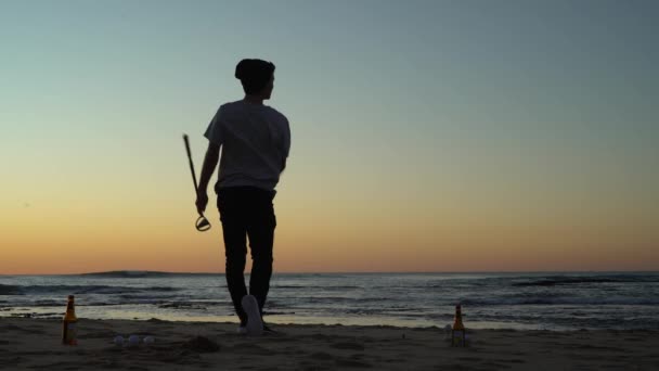 Hombre Jugando Golf Hacia Playa Mandurah Atardecer Australia Occidental — Vídeos de Stock