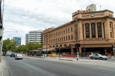 Binalardan ve işyerlerinden eski sanat eserlerine kadar Adelaide şehrinin manzarası