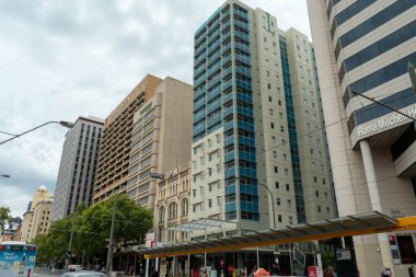 Binalardan ve işyerlerinden eski sanat eserlerine kadar Adelaide şehrinin manzarası