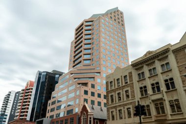 Binalardan ve işyerlerinden eski sanat eserlerine kadar Adelaide şehrinin manzarası