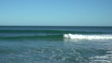 4K 'da Perth, Batı Avustralya yakınlarındaki Mandurah sahillerindeki dalgalar ve su.