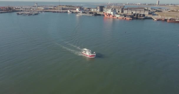 Veduta Aerea Una Barca Pesca Sportiva Che Naviga Nel Porto — Video Stock