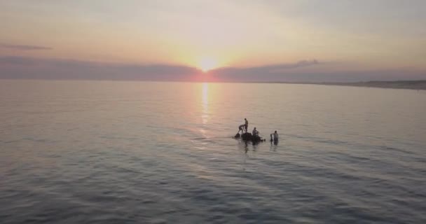 Groupe Personnes Sommet Bateau Coulé Milieu Océan Magnifique Coucher Soleil — Video