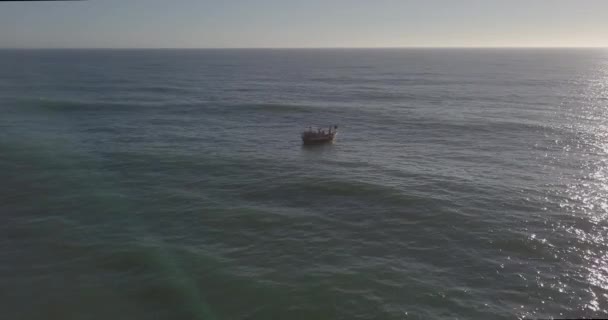 Veduta Aerea Una Piccola Barca Pesca Mezzo All Oceano — Video Stock