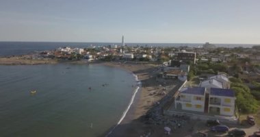 Güneşli bir günde Rocha, Uruguay 'da La Paloma kasabasının hava manzarası.