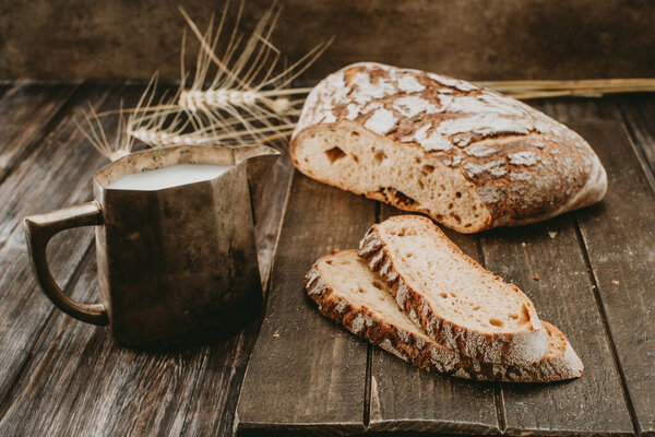 Завтрак молоко и хлеб в деревенском стиле 