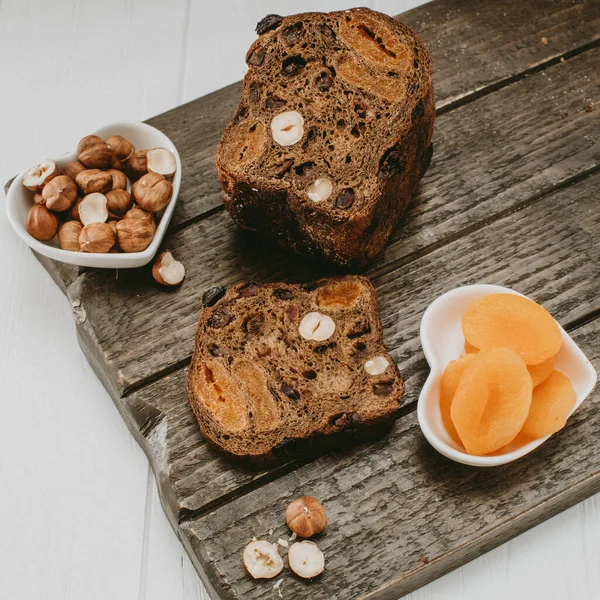 Kahvaltıda ekmek ve kurutulmuş meyve. 