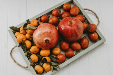 Hafif bir arka planda Noel meyveli tepsi 