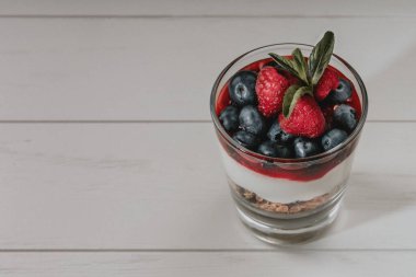 hafif arka planda meyveli tatlı 