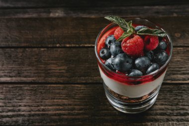 Karanlık bir arka planda meyveli tatlı. 