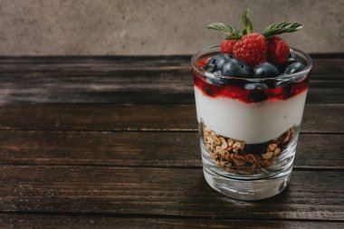 Koyu arkaplanda meyveli kahvaltı 