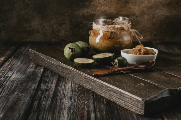 Feijoa tahtanın üzerinde şekerle püre olmuş.