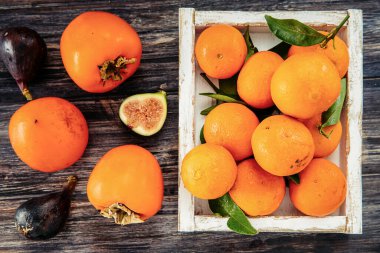 Citrus, hurma ve incir ağaçtan bir masada.