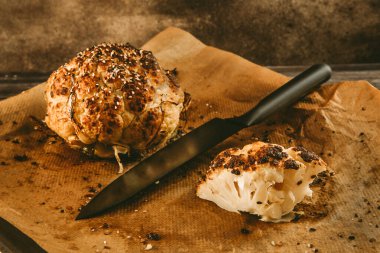 Karnabahar, parşömen üzerinde kırsal bir tarzda ateşte pişiyor. 