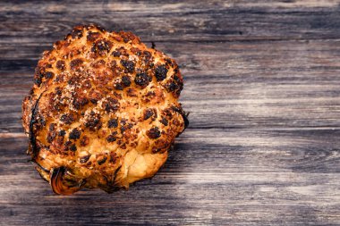 Tahta masadaki karnabahar ve mesaj kutusu. 