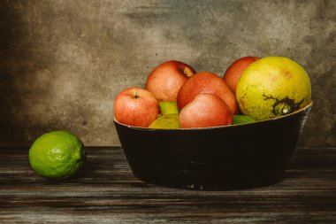 Koyu arkaplanda limon ve elma 