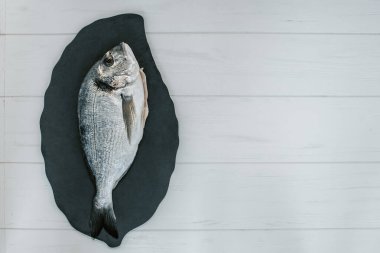 Metnin altında yeri olan taze dorado balığı. 