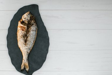 Biberiyeli ızgara balık.