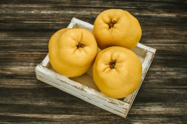 Koyu bir ahşap arka planda ayva 