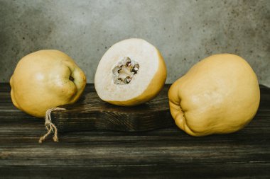 Koyu bir ahşap arka planda ayva 